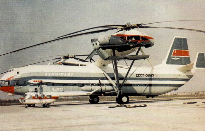 Сверхтяжёлый вертолёт В-12 рядом с лёгким вертолётом Ми-2