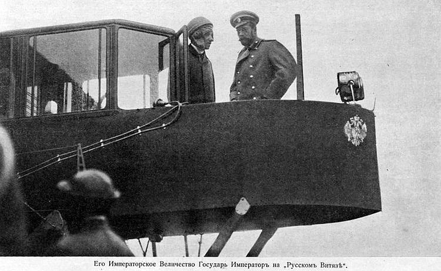 Российский Государь Император Николай II осматривает самолет